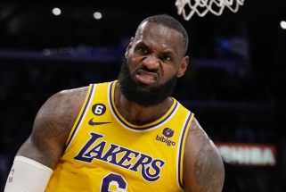 Iš vidurio pataikę "Lakers" nukarūnavo čempionus; 'Heat" eliminavo "Knicks"